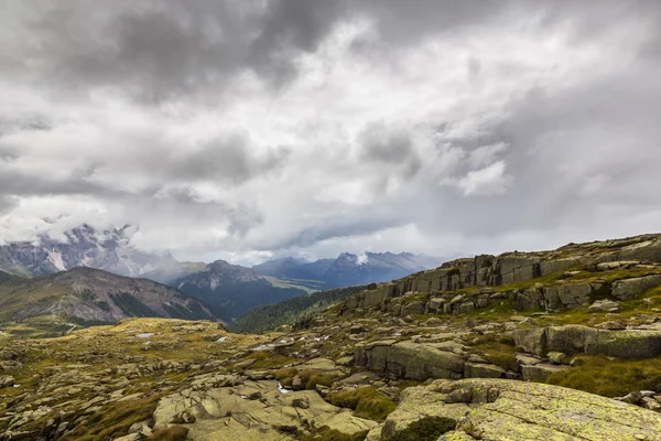 Des Sommets Majestueux Des Nuages Pluie Dans Les Alpes Dolomites — Photo