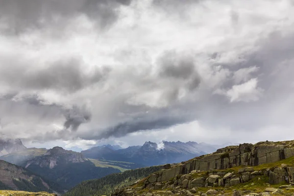 Görkemli Zirveler Yağmur Bulutları Içinde Talyan Dolomit Alps Yaz — Stok fotoğraf