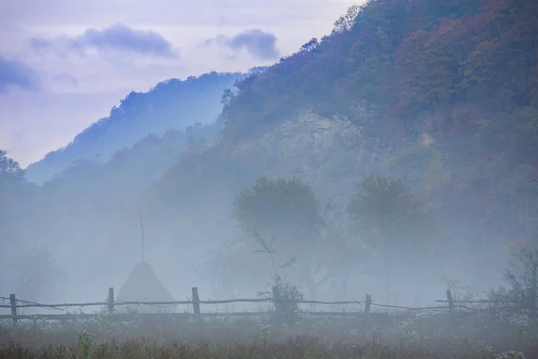 Griezelig Landschap Een Landelijke Omgeving Bergen Met Mist Wolken Herfst — Stockfoto