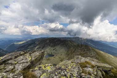 Alpler Dağları 'nın yüksek alp bölgesinde, yaz aylarında fırtına bulutlar ve yağmur
