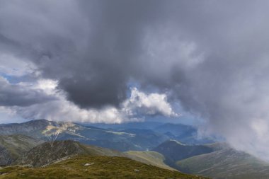 Alpler Dağları 'nın yüksek alp bölgesinde, yaz aylarında fırtına bulutlar ve yağmur