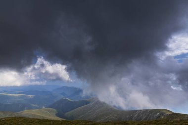 Alpler Dağları 'nın yüksek alp bölgesinde, yaz aylarında fırtına bulutlar ve yağmur