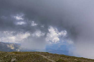 Alpler Dağları 'nın yüksek alp bölgesinde, yaz aylarında fırtına bulutlar ve yağmur