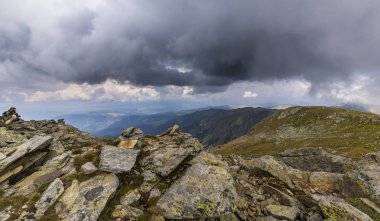 Alpler Dağları 'nın yüksek alp bölgesinde, yaz aylarında fırtına bulutlar ve yağmur