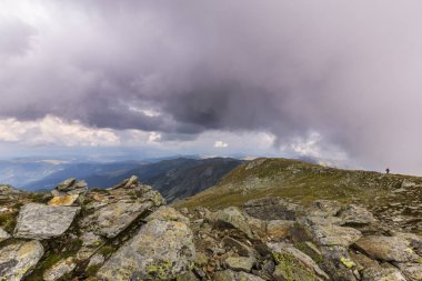 Alpler Dağları 'nın yüksek alp bölgesinde, yaz aylarında fırtına bulutlar ve yağmur
