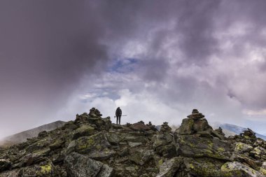 Alpler Dağları 'nın yüksek alp bölgesinde, yaz aylarında fırtına bulutlar ve yağmur