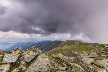 Alpler Dağları 'nın yüksek alp bölgesinde, yaz aylarında fırtına bulutlar ve yağmur