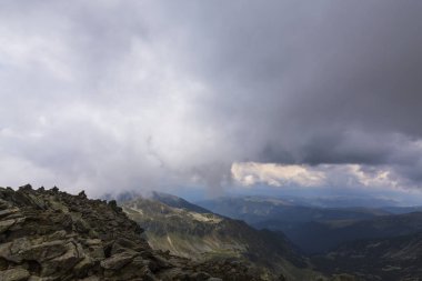 Alpler Dağları 'nın yüksek alp bölgesinde, yaz aylarında fırtına bulutlar ve yağmur