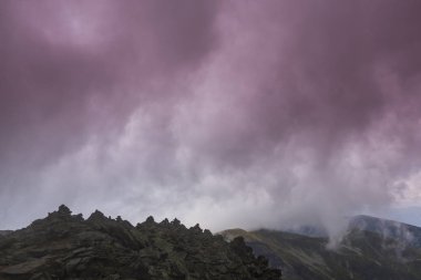 Alpler Dağları 'nın yüksek alp bölgesinde, yaz aylarında fırtına bulutlar ve yağmur