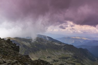Alpler Dağları 'nın yüksek alp bölgesinde, yaz aylarında fırtına bulutlar ve yağmur