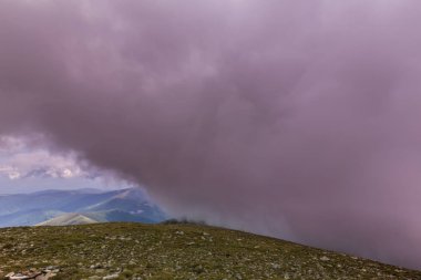 Alpler Dağları 'nın yüksek alp bölgesinde, yaz aylarında fırtına bulutlar ve yağmur