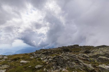 Alpler Dağları 'nın yüksek alp bölgesinde, yaz aylarında fırtına bulutlar ve yağmur