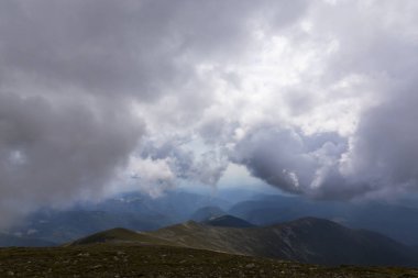 Alpler Dağları 'nın yüksek alp bölgesinde, yaz aylarında fırtına bulutlar ve yağmur