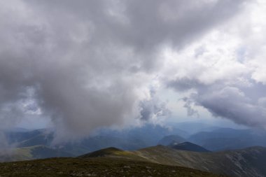 Alpler Dağları 'nın yüksek alp bölgesinde, yaz aylarında fırtına bulutlar ve yağmur