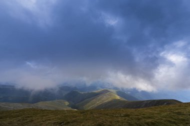Transilvanya Alpleri'nde güzel dağ manzarası, sis bulutları ile, yaz aylarında