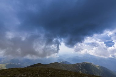 Transilvanya Alpleri'nde güzel dağ manzarası, sis bulutları ile, yaz aylarında