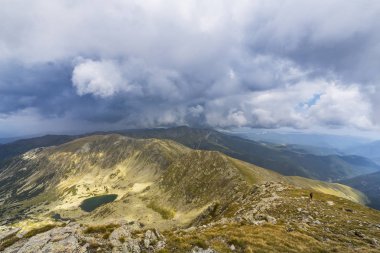 Transilvanya Alpleri'nde güzel dağ manzarası, sis bulutları ile, yaz aylarında