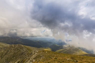 Transilvanya Alpleri'nde güzel dağ manzarası, sis bulutları ile, yaz aylarında
