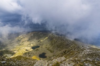 Transilvanya Alpleri'nde güzel dağ manzarası, sis bulutları ile, yaz aylarında