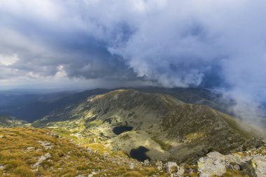 Transilvanya Alpleri'nde güzel dağ manzarası, sis bulutları ile, yaz aylarında