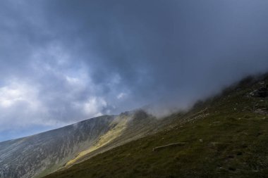Transilvanya Alpleri'nde güzel dağ manzarası, sis bulutları ile, yaz aylarında