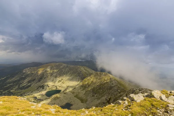 Όμορφο Ορεινό Τοπίο Στις Άλπεις Της Τρανσυλβανία Νεφώσεις Καλοκαίρι — Φωτογραφία Αρχείου
