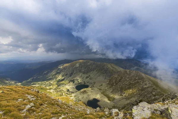 Piękne Górskie Krajobrazy Alpach Transylwanii Chmurami Mgły Lecie — Zdjęcie stockowe