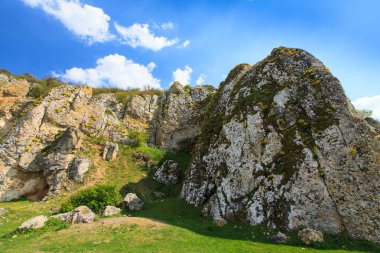 Romanya Alpleri 'nde yaz mevsiminde, uzak ve vahşi bir yerde muhteşem bir manzara.