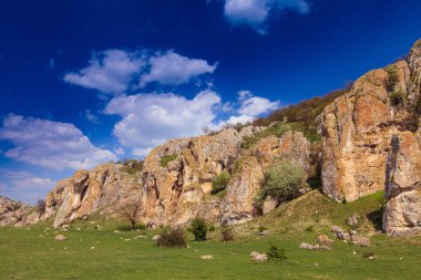 Romanya Alpleri 'nde yaz mevsiminde, uzak ve vahşi bir yerde muhteşem bir manzara.