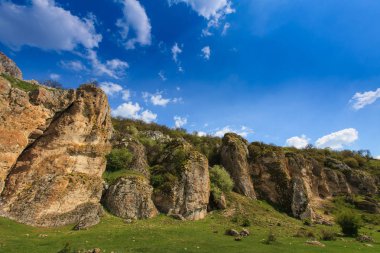 Romanya Alpleri 'nde yaz mevsiminde, uzak ve vahşi bir yerde muhteşem bir manzara.
