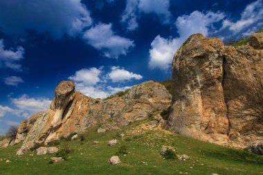 Romanya Alpleri 'nde yaz mevsiminde, uzak ve vahşi bir yerde muhteşem bir manzara.