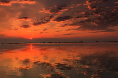 Yazın Tuna Deltası 'nda güzel günbatımı renkleri ve su yansımaları
