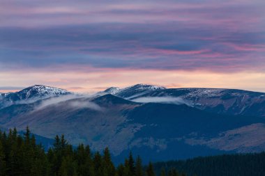 Transilvanya Alpleri 'nde sonbaharda renkli, ılık bir gün batımı.