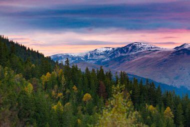 Transilvanya Alpleri 'nde sonbaharda renkli, ılık bir gün batımı.