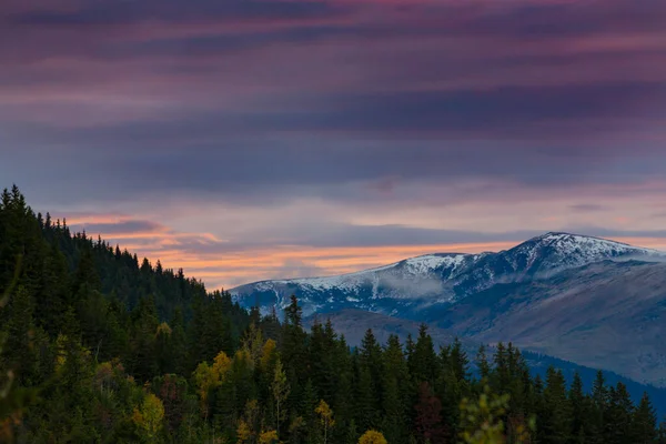 Transilvanya Alpleri 'nde sonbaharda renkli, ılık bir gün batımı.
