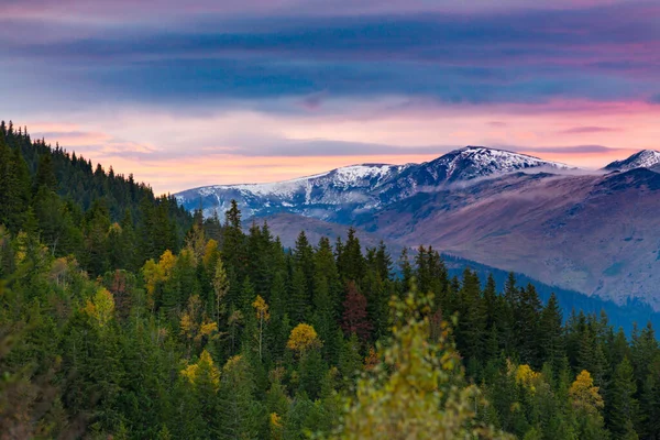 Transilvanya Alpleri 'nde sonbaharda renkli, ılık bir gün batımı.