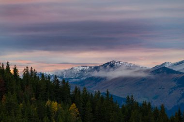 Transilvanya Alpleri 'nde sonbaharda renkli, ılık bir gün batımı.