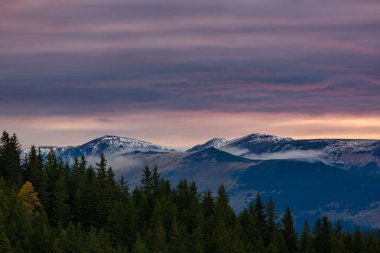 Transilvanya Alpleri 'nde sonbaharda renkli, ılık bir gün batımı.