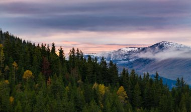 Transilvanya Alpleri 'nde sonbaharda renkli, ılık bir gün batımı.