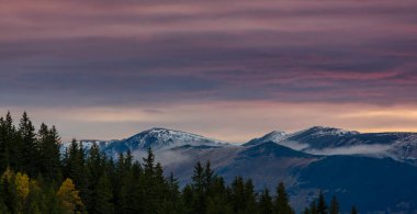 Transilvanya Alpleri 'nde sonbaharda renkli, ılık bir gün batımı.