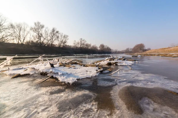 Día Frío Invierno Por Mañana Orilla Río Salvaje Con Heladas — Foto de Stock