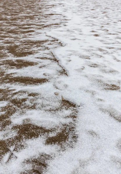 Abstrakte Sanddünen Einem Wilden Flussufer Bedeckt Mit Frischem Schneepuder — Stockfoto