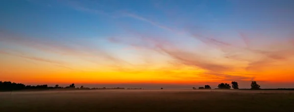 Pôr Sol Quente Colorido Sobre Campo Rural Coberto Com Nevoeiro — Fotografia de Stock