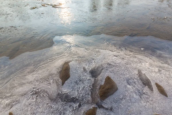 Soğuk Bir Kış Sabahı Vahşi Bir Nehir Kıyısında Kar Donla Stok Resim
