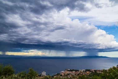 Yazın Adriyatik Denizi üzerinde dramatik fırtına bulutları ve yağmur