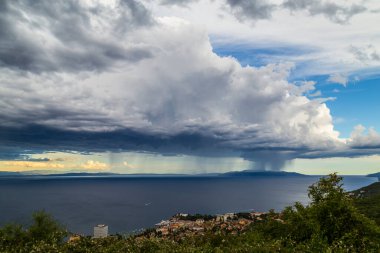 Yazın Adriyatik Denizi üzerinde dramatik fırtına bulutları ve yağmur