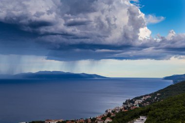 Yazın Adriyatik Denizi üzerinde dramatik fırtına bulutları ve yağmur