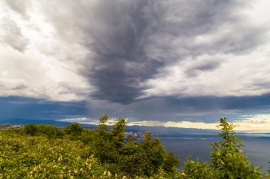 Yazın Adriyatik Denizi üzerinde dramatik fırtına bulutları ve yağmur
