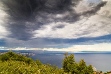Yazın Adriyatik Denizi üzerinde dramatik fırtına bulutları ve yağmur
