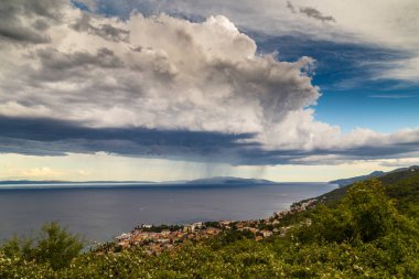 Yazın Adriyatik Denizi üzerinde dramatik fırtına bulutları ve yağmur